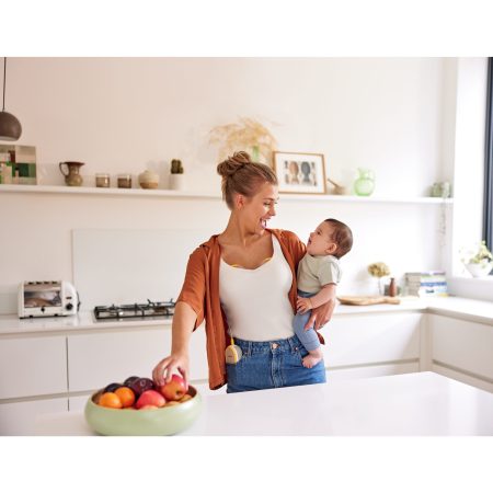 Image of mother witch child while using medela freestyle flex