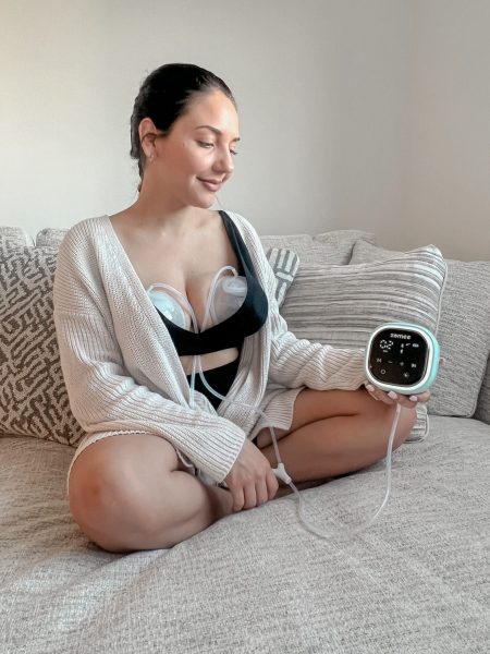Mom Using Zomee Z2 wearable pump
